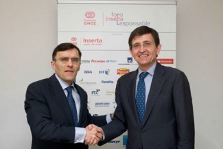 Foto del saludo tras la firma del acuerdo