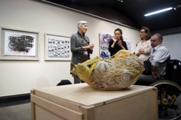 Foto de uno de los momentos de la inauguración de la exposición El Mundo Fluye de Fundación ONCE