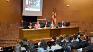 Foto de la mesa de inauguración en la que se ve a parte de los alumnos