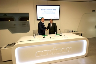 Foto del saludo tras la firma del convenio