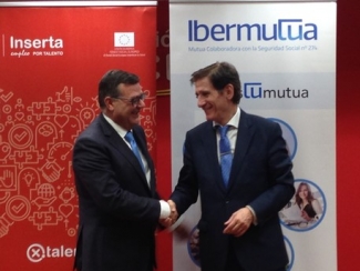 Foto del saludo tras la firma del convenio