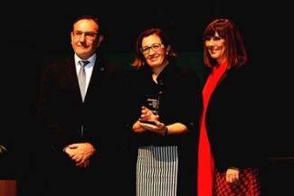 Foto de Isabel Martínez Lozano recibiendo el galardón