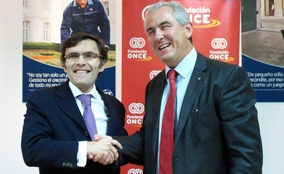 Foto del saludo tras la firma del convenio entre Fundación ONCE e ISS