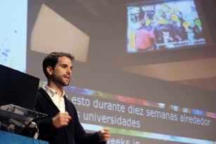 Foto de Javier Hernández durante su ponencia