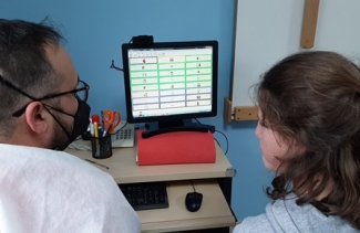 Foto de una usuaria realizando uno de los ejercicios