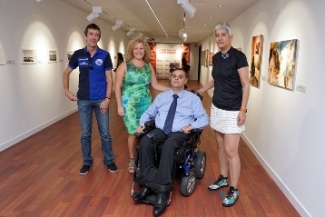 Foto de los artistas con representantes de Fundación ONCE