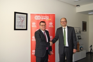 Foto del saludo tras la firma de convenio