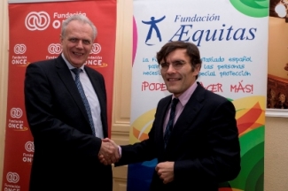 Foto del saludo tras la firma del convenio