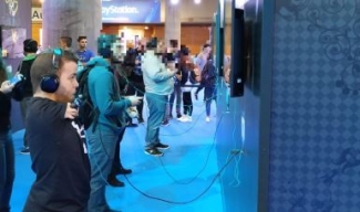 Foto de Kike jugando a videojuegos