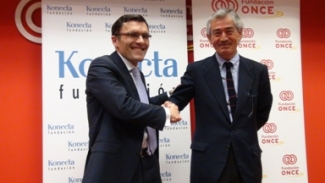 Foto del saludo tras la firma del convenio