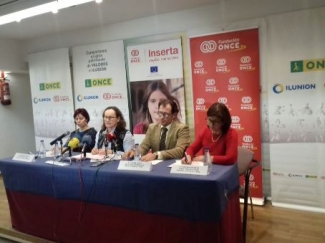 Foto de la mesa de presentación