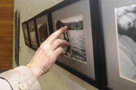 Foto de una mano tocando uno de los cuadros