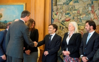 Foto del saludo de Felipe VI a Alberto Durán de Fundación ONCE