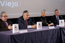 Foto de los integrantes de la mesa de presentación