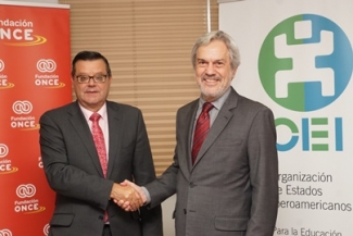 Foto del saludo tras la firma del convenio