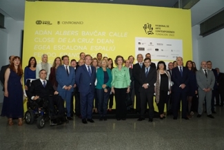 Foto de posado de la reina junto a la alcaldesa de madrid con los organizadores y patrocinadores de la Bienal