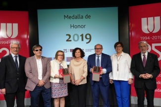 Foto de familia de las personas galardonadas y organización