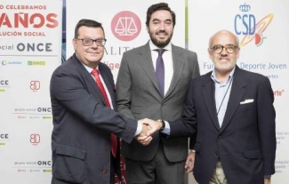 Foto del saludo tras la renovación del acuerdo