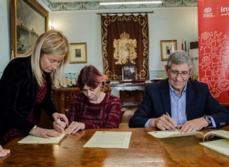Foto del momento de la firma del convenio