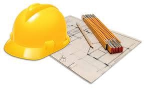 Foto de un casco de obra, un mapa y un nivel