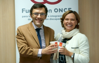 Foto del saludo tras la firma del convenio entre Fundación ONCE y Mcdonalds