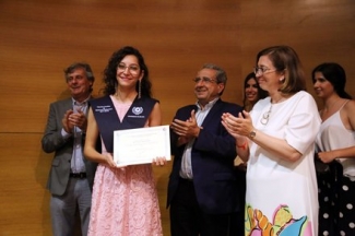 Foto de la entrega del diploma a una de las estudiantes