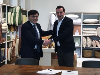 Fotografía del saludo entre los dos firmantes