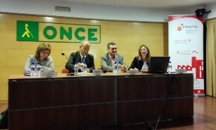 Foto de la mesa de presentación