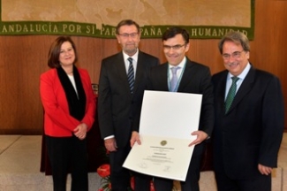 Foto de Alberto Durán con el reconocimiento