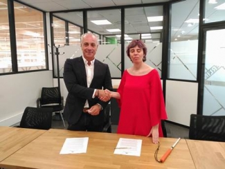 Foto del saludo tras la firma del convenio