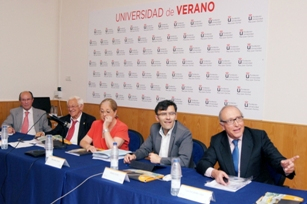 Foto de los integrantes de la mesa redonda