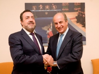 Foto del saludo tras la firma del convenio