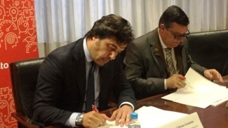 Foto del momento de la firma del convenio