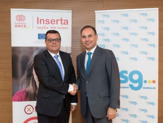 Foto del saludo tras la firma del convenio