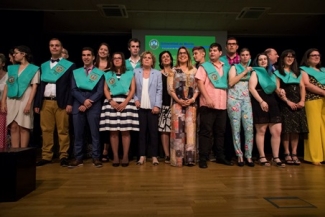 Foto de los alumnos posando para la foto con los representantes de las entidades