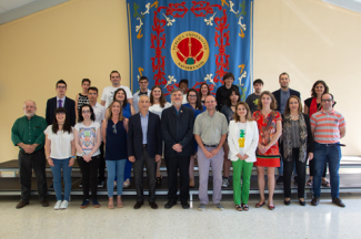 Fotos posando de los alumnos con los representantes de la universidad y de Fundación ONCE