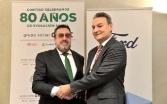 foto del saludo tras la firma del convenio