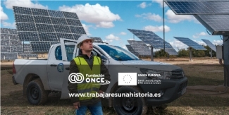 imagen en la que se ve a una persona con sindrome de down en su puesto de trabajo