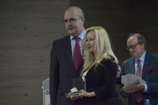 Foto de Montse Balas recogiendo el reconocimiento