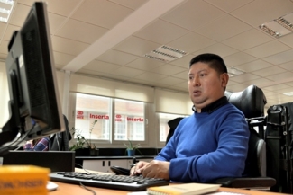Foto de uno de los técnicos de Inserta en su puesto de trabajo