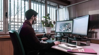 Foto de un arquitecto con un ordenador