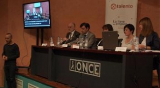 Foto de los integrantes de la mesa de presentación