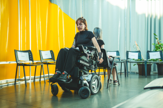 Imagen de una mujer en silla de ruedas dentro de una sala