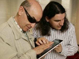 Foto de una personas ciega con Ipad