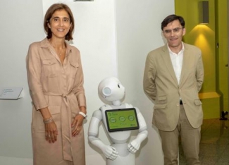foto de Alberto duran y la presidenta de Microsoft