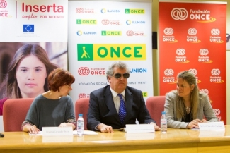 Foto de las personas que han presentado el informe