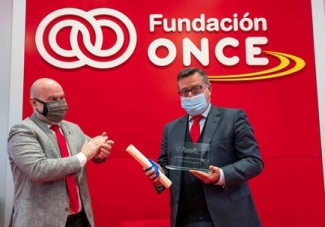 Foto de la entrega del reconocimiento en Fundación ONCE