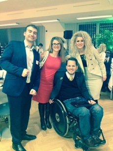 Foto de la ganadora de este año con el ganador del año pasado con el representante  del convocante del premio y con María Tussy de Fundación ONCE