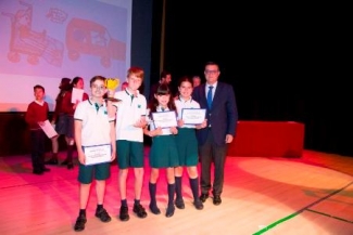 Foto de Martínez Donoso entregando uno de los premios