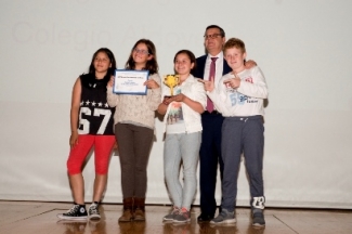Foto de José Luis Martínez Donoso con los alumnos premiados